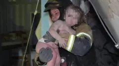 Порятунок постраждалих внаслідок російського обстрілу в Одесі у ніч проти 6 квітня 2026 року