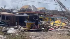 Mulher choramelhor jogo do estrela bet para ganhar dinheirofrente  a destroçosmelhor jogo do estrela bet para ganhar dinheirouma casa e um poste caído