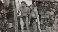 A autodenominada baronesa Eloise Wehrborn, ao lado de um dos seus amantes, em seu projeto hoteleiro nas Galápagos