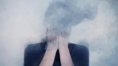 Чоловік, голова якого в диму  