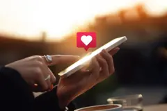 Telefóno con emoji de corazón