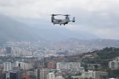 Un avión US Bell Boeing V-22 Osprey sobrevolando en Caracas