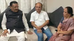 अभिजीत दिपके यांच्या आई वडिलांबरोबर संजय शिरसाट.