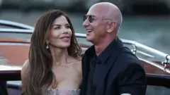 Lauren Sanchez ve Jeff Bezos taksi botta poz veriyor. 