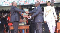 Uhuruu Keeniyaattaafi Wiiliyaam Ruutoo aangoo yeroo walii kennan 