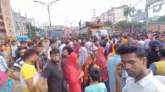 রাস্তায় নেমে প্রতিবাদ করছেন গার্মেন্টস শ্রমিকরা