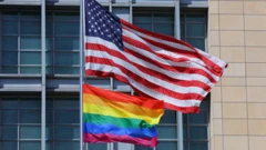 Флаги у посольства США в Москве в 2022 году: американский и радужный
