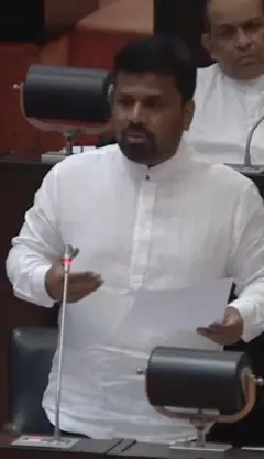 ජනාධිපති අනුර කුමාර දිසානායක පාර්ලිමේන්තුවේදී කතා කරන ආකාරය මෙහි දැක්වේ.