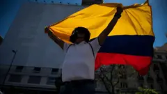 Um homem com a bandeira da Colômbia