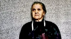 Clelia Marchi (1912-2006) com seu lençol, em foto de 1992 (Foto Livi)