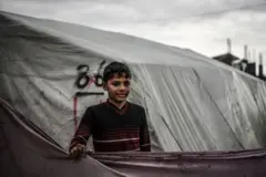 الطفل الفلسطيني محمد اليازجي البالغ من العمر 14 عاماً، والذي فقد والدته ولا يعلم شيئاً عن والده بسبب الهجمات الإسرائيلية على غزة. رفح في 28 يناير/ كانون الثاني 2024.