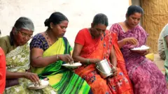 खाना खाते हुए महिलाएं