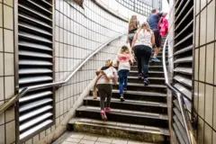 Personas subiendo una escalera.