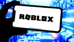 Illustration montrant le logo Roblox sur un téléphone sur fond de néon bleu.
