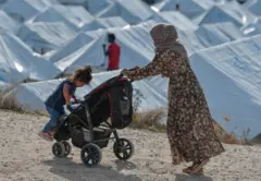 تصویر یک زن مهاجر و کودکش در یونان