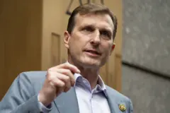 ダン・ゴールドマン下院議員は、ニューヨークでのマスコミの前に介入して話し、ジェスチャーをします。
