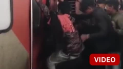 ரயிலின் கதவை உடைக்க முயன்ற பயணிகள்