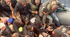 ሕጻኑና እናቱ እንዲሁም ስደተኞቹንም ጠባቂዎቹ በሕይወት ማትረፍ ችለዋል።