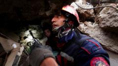 Perros, drones y detectores de sonido: cómo encuentran sobrevivientes los rescatistas en Venezuela