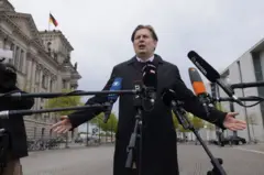 Maximilian Krah gibt eine Pressekonferenz.
