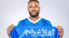 نيمار يحمل علم فريق الهلال