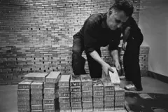 Dois funcionários colocam lingotes de ouro em pilas no sótano da Reserva Federal em uma imagem de arquivo