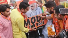 Индиянын Бхаратия Жаната (БДП) партиясынын жактоочулары премьер-министрдин Нью-Дели шаарындагы штаб-квартирасында шайлоодогу жеңишин майрамдашууда.