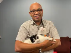 Mamadou Sy vit aux Etats Unis avec sa famille, dont deux chats Hope et Roosevelt. 