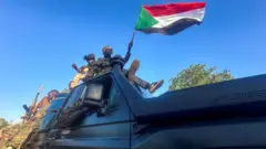 جنود من الجيش السوداني يحتفلون بعد دخولهم مدينة ود مدني في السودان