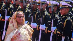A primeira-ministra de Bangladesh, Sheikh Hasina, inspeciona uma guarda de honra na Government House durante sua visita à Tailândia, em Bangcoc, em 26 de abril de 2024
