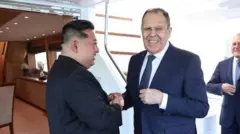 የሰሜን ኮሪያው መሪ ኪም ጆንግ ኡን እና የሩሲያ የውጭ ጉዳይ ሚኒስትር ሰርጌይ ላቭሮቭ 