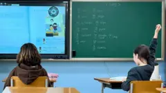 학교 수업 시간에 손을 들고 질문하는 고려인 학생