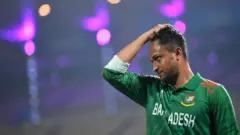 ইডেনে টানা দ্বিতীয় হারের পর বিমর্ষ ও বিধ্বস্ত সাকিব আল হাসান