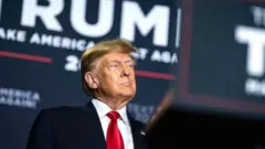 Les chefs d'accusation comprennent la conspiration, les fausses déclarations et la conservation illégale de documents classifiés, déclare l'avocat de M. Trump
