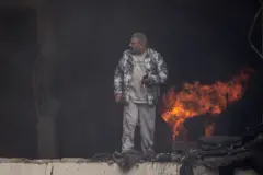 رجل يقف داخل مبنى مدمّر في بيروت