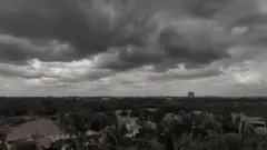 ગુજરાત હવામાન અપડેટ વરસાદ વાવાઝોડું સિસ્ટમ બંગાળની ખાડી