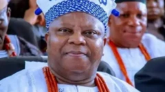 Ọba Joseph Oloyede pẹlu ade lori, ilẹkẹ lọrun ati agbada funfun.