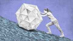 一名女子在斜坡向上推著個一塊多邊形物體