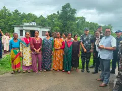 घर फर्किएका महिलाहरू सरकारी अधिकारीहरूसँग