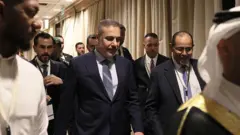 Takım elbiseli adamlar yürüyor