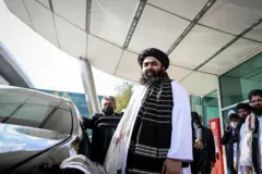 د طالبانو حکومت د بهرنیو چارو وزیر امیر خان متقي له خپلو ملګرو سره یو ځای ولاړ دی.