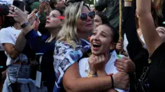 Mujer celebra la liberación de los rehenes. 