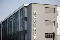A escola de Bauhaus reconstruída em Dessau