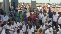 மதுரை கப்பலூர் சுங்கச்சாவடிக்கு எதிராக போராட்டம் நடத்தும் மக்கள் 