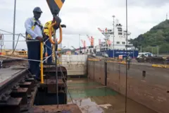 Trabajadores en el Canal de Panamá.