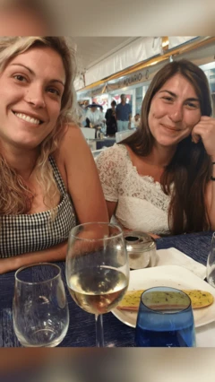Dos jóvenes sonrientes en una mesa de un restaurante. 