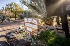 Un mensaje para la familia Guthrie dejado frente a la casa de Nancy Guthrie.