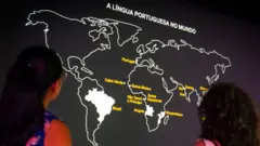 Painel no Museu da Língua Portuguesa,sportingbet pngSão Paulo, mostra os locais onde se fala português no mundo