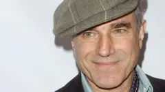 Daniel Day-Lewis com chapéu, sorridente na foto