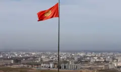Қирғизистон пойтахти Башкек узра ҳилпираб турган Қирғизистон байроғи